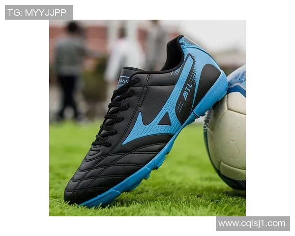 黑色足球鞋搭配球星实战上脚图,展现速度与力量的完美结合