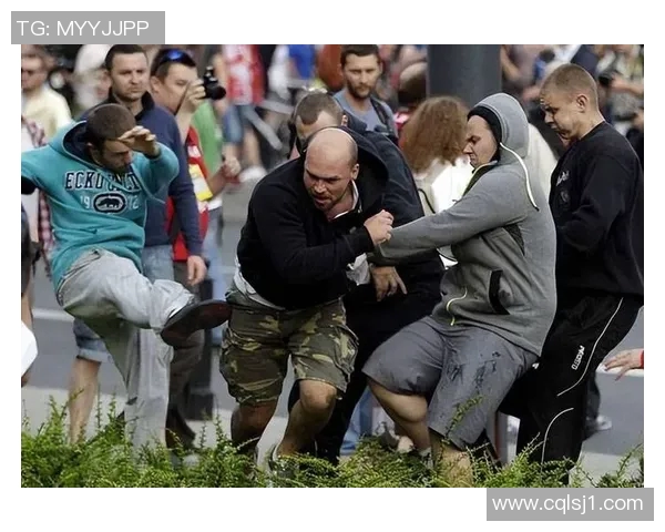 足球巨星现身街头 引发路人热议与疯狂合影热潮